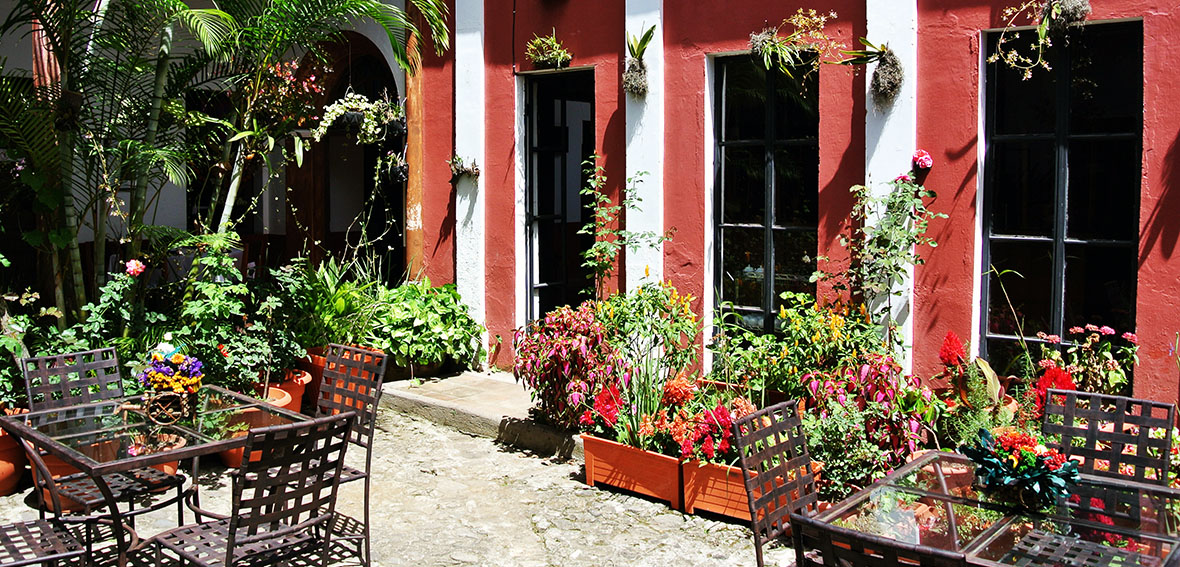 angeline restaurant courtyard