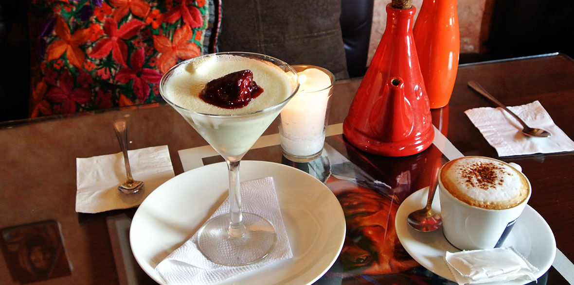 sobremesa dining dessert