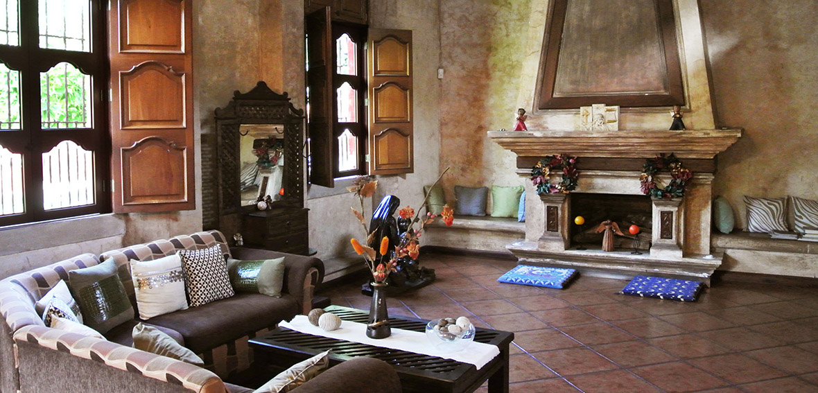 tradiciones hotel antigua common area